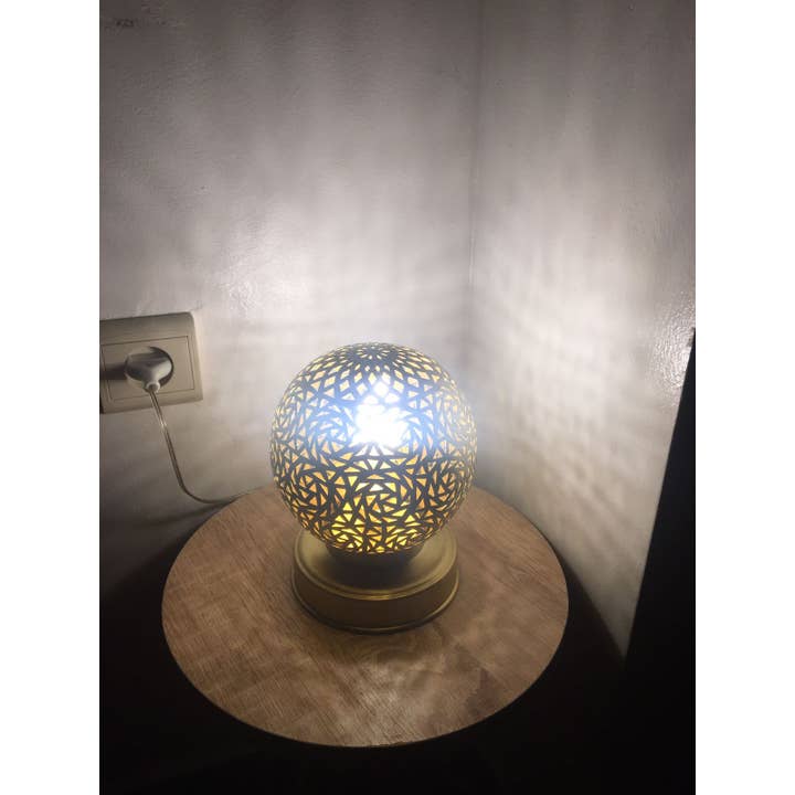 marrakeshop – Engroshandel Skrivebordslampe – Marokkansk håndlavet rund bordlampe i graveret messing2