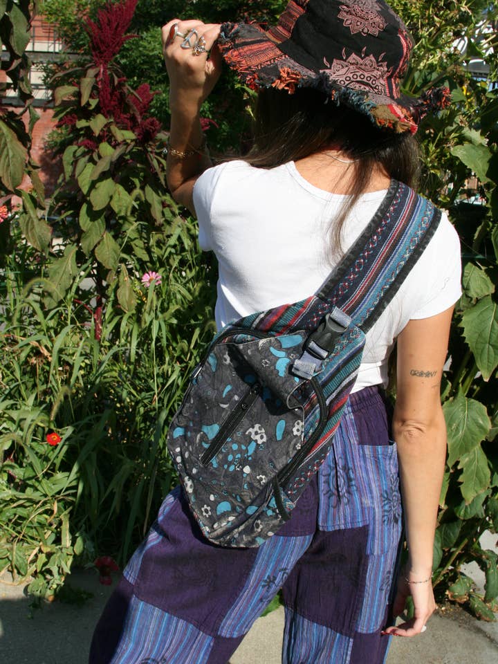 Écharpe à poches multiples pour la vente par Foot Path Trading Co