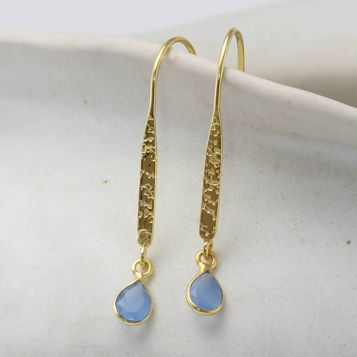 Orecchini pendenti fatti a mano in calcedonio blu e vermeil dorato per la vendita all'ingrosso da parte di Banyan Jewellery