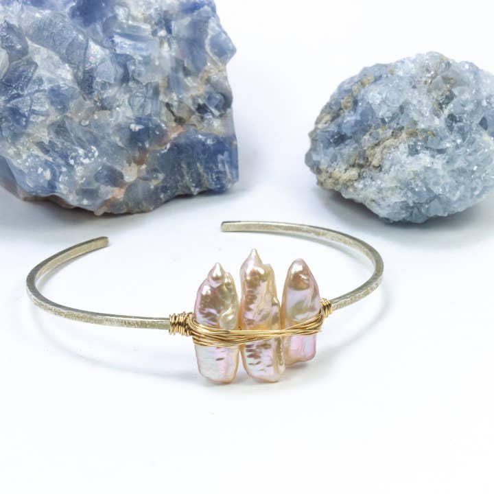 Manchette Pearl Boardwalk pour la vente par Laura J Designs