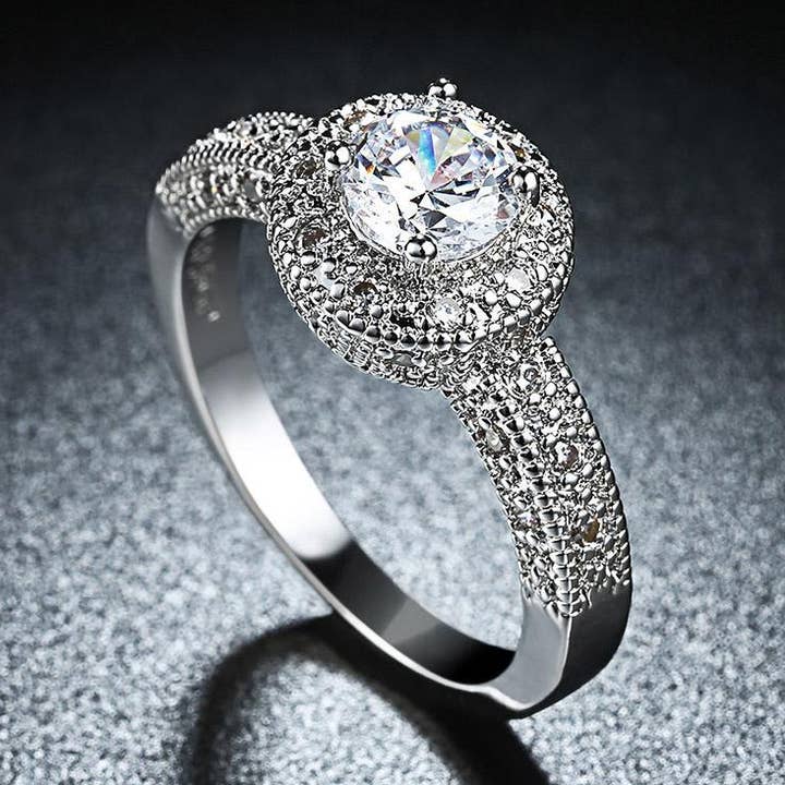 Anello Pavé con Cristalli da 3,50 CTTW, Placcato in Oro Bianco 18K per la vendita all'ingrosso da parte di Golden NYC Jewelry