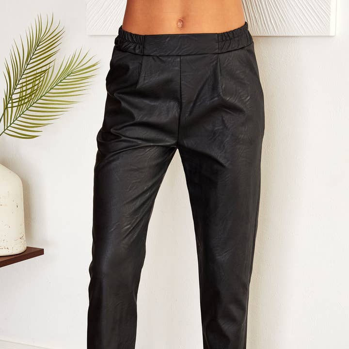 PANTALÓN CORTO CON CINTURA ELÁSTICA DE PIEL SINTÉTICA (15520-NEGRO) para venta al por mayor de VENTI6