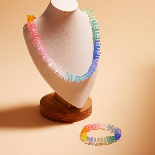 Kort halsband med pärlor av organiskt formad konstgjord sjöglas. för wholesale av Designature New York