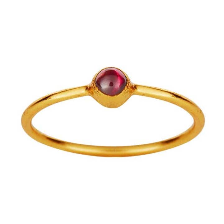 Vergoldeter Ring mit kleinem rotem Granat für den Großhandel von Juulry