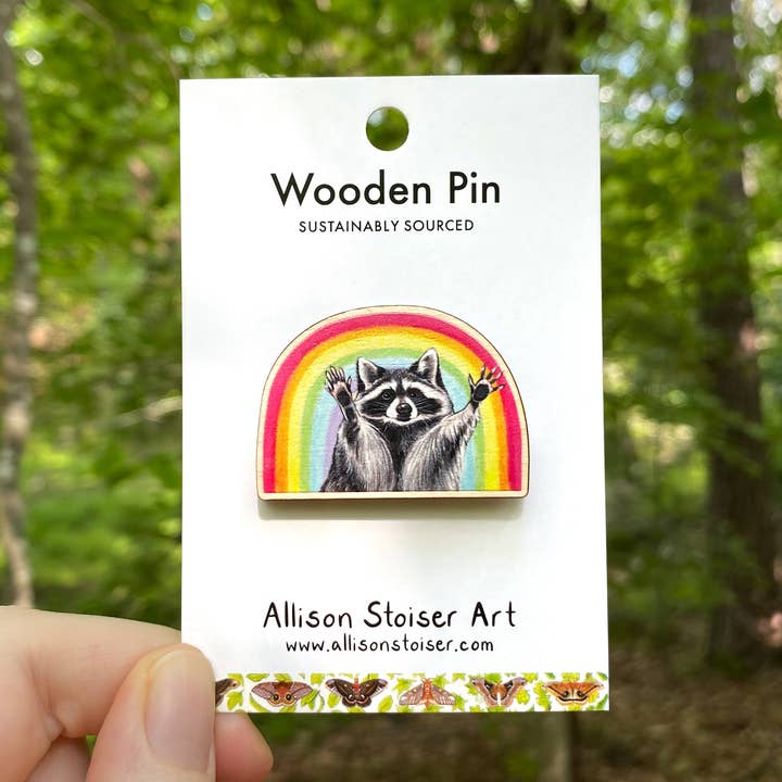 Allison Stoiser Art – Großhandel Anstecker/Button – Stecknadel aus Holz mit Regenbogen-Waschbären (nachhaltig gewonnen)0