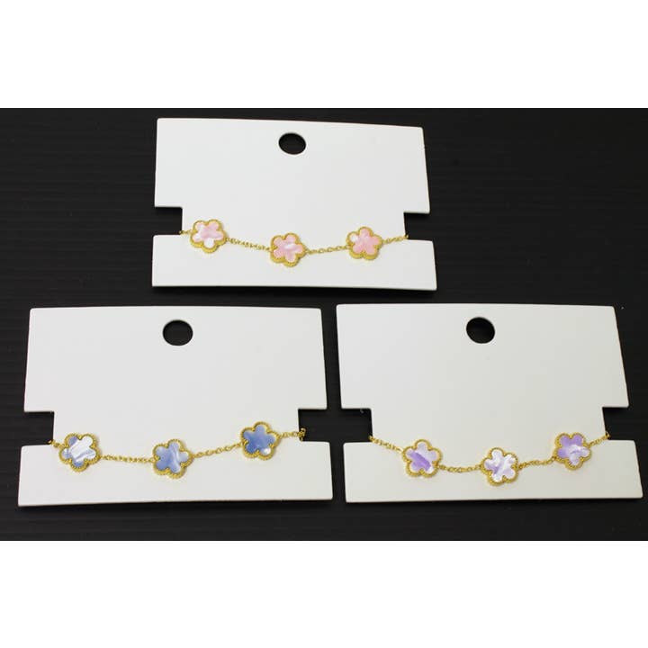 Armband i färgat snäckskal med blommor kantade av guldfärgade pärlor för wholesale av Western Counties Wholesale