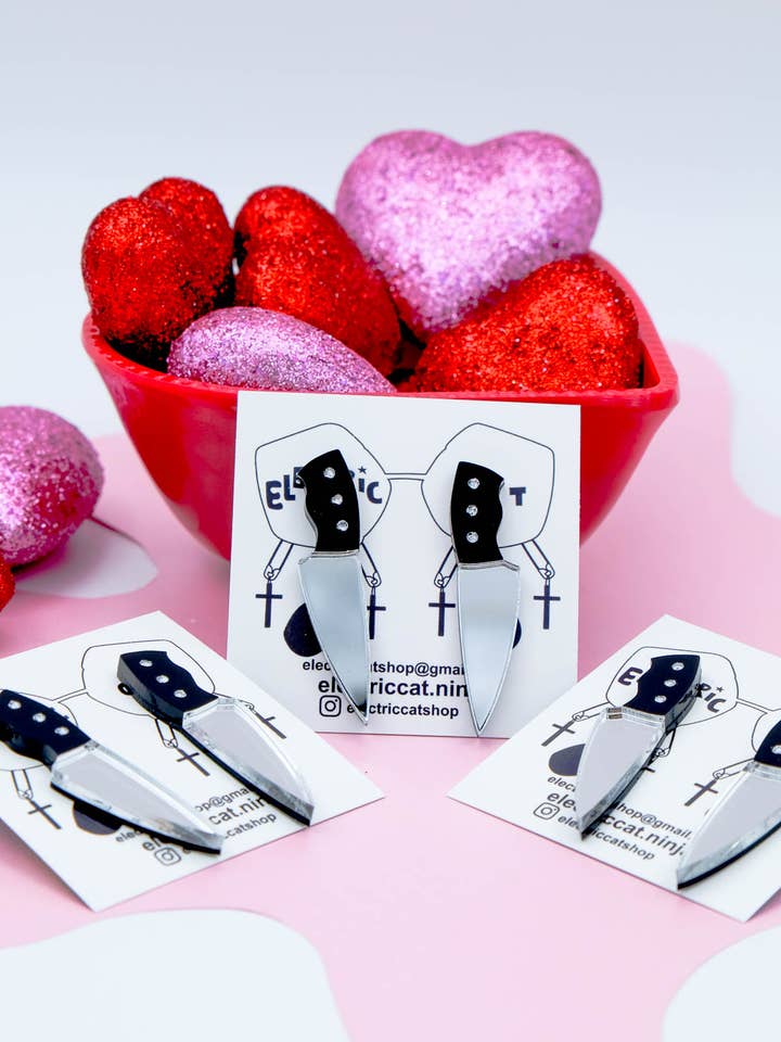 Boucles d'oreilles clous couteau – Bijoux poignard faits main, clous gothiques pour la vente par Electric Cat