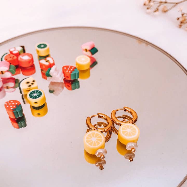 Mini fruit oorbellen met parels, kleine ringen voor wholesale door Locas Biju
