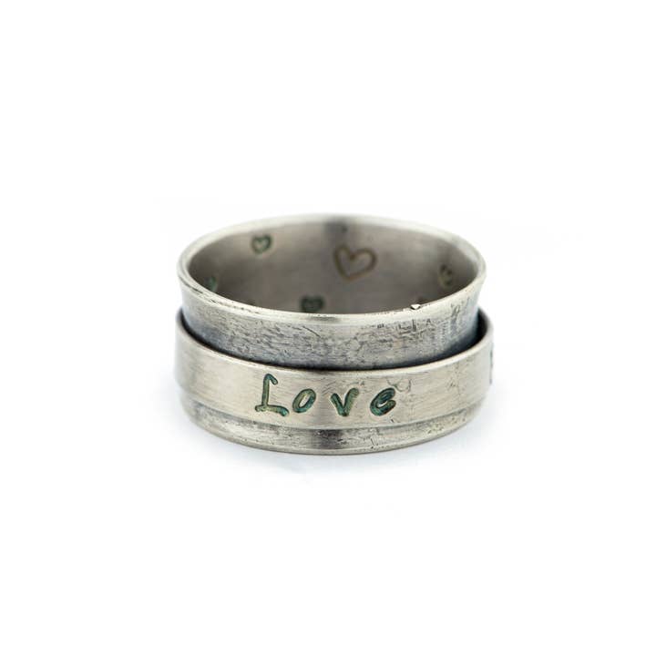 Håndlavet spinner-ring med håbsordene 'Kærlighed Glæde Fred' for engroshandel hos Frankly Lovely Jewellery