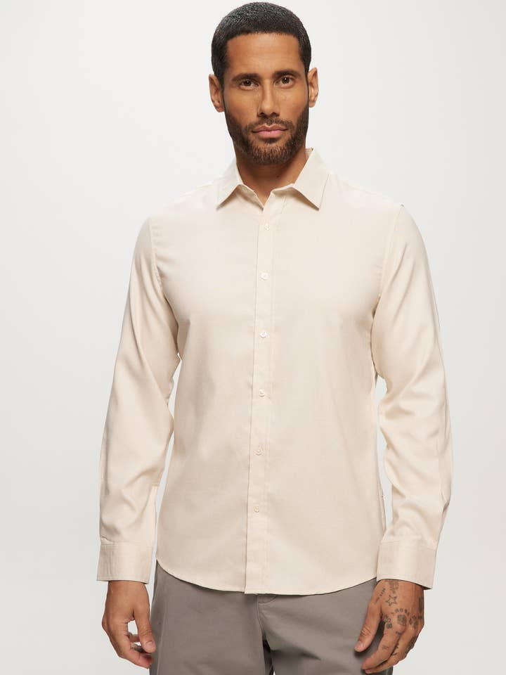 Chemise à manches longues en chambray brossé, coloris parchemin pour la vente par Julian & Mark