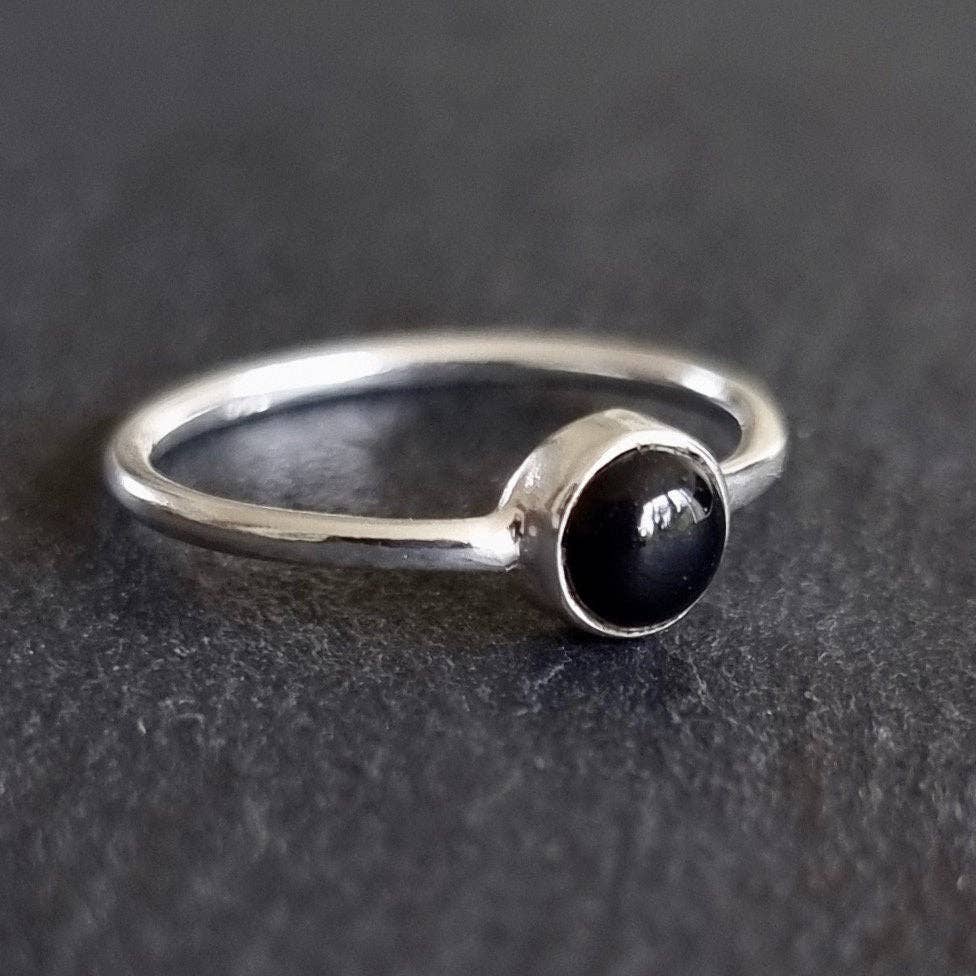 Mistry Gems - Vendita all'ingrosso Anello midi/a fascia - Anello impilabile unisex con onice nero rotondo da 5 mm | Argento sterling5