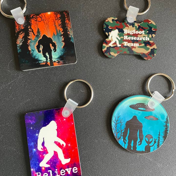 Squatchin’ Country – Porta-chaves - Unissexo por atacado – Porta-chaves Squatchin' Country Coloriful Bigfoot10
