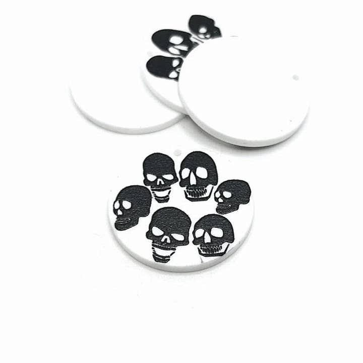 Pendentifs Crâne Blanc et Noir, 29x2mm pour la vente par Guerrilla Charm