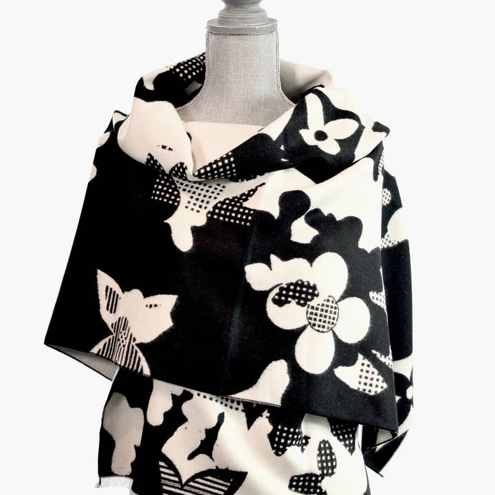 Châle à motif floral noir et blanc pour la vente par LUV & Co.