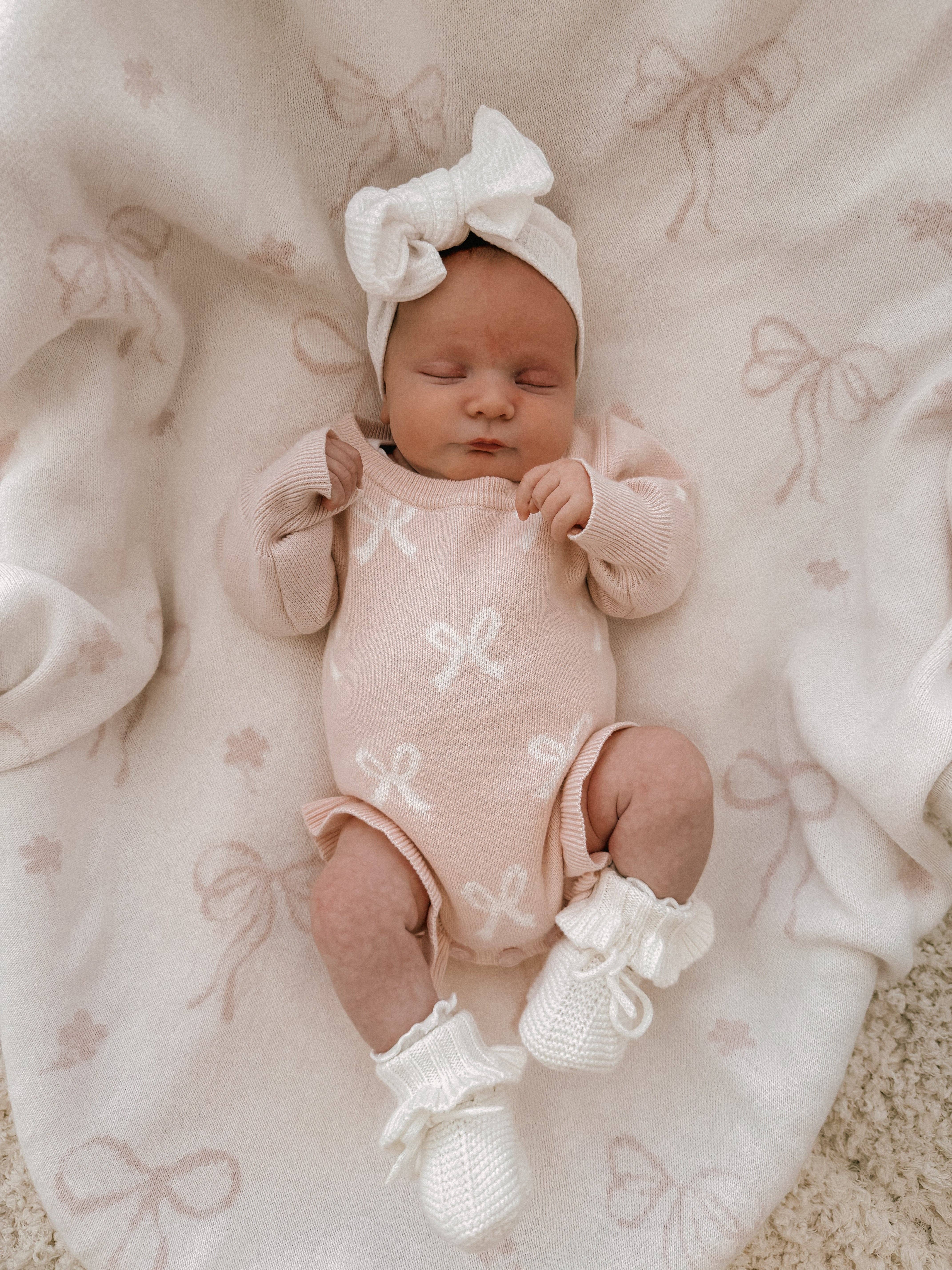 Petite + Co - Venta al por mayor Peto - Bebés - MONO CON VOLANTES | ROSA BEBÉ + LAZOS DE LECHE1