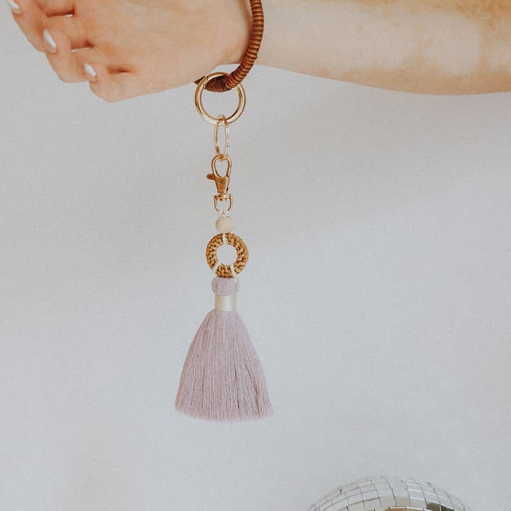 DayCrafter – Großhandel Schlüsselanhänger – Damen – Schlüsselanhänger mit ätherischem Rattan-Öl — Schlüsselanhänger mit Quaste1