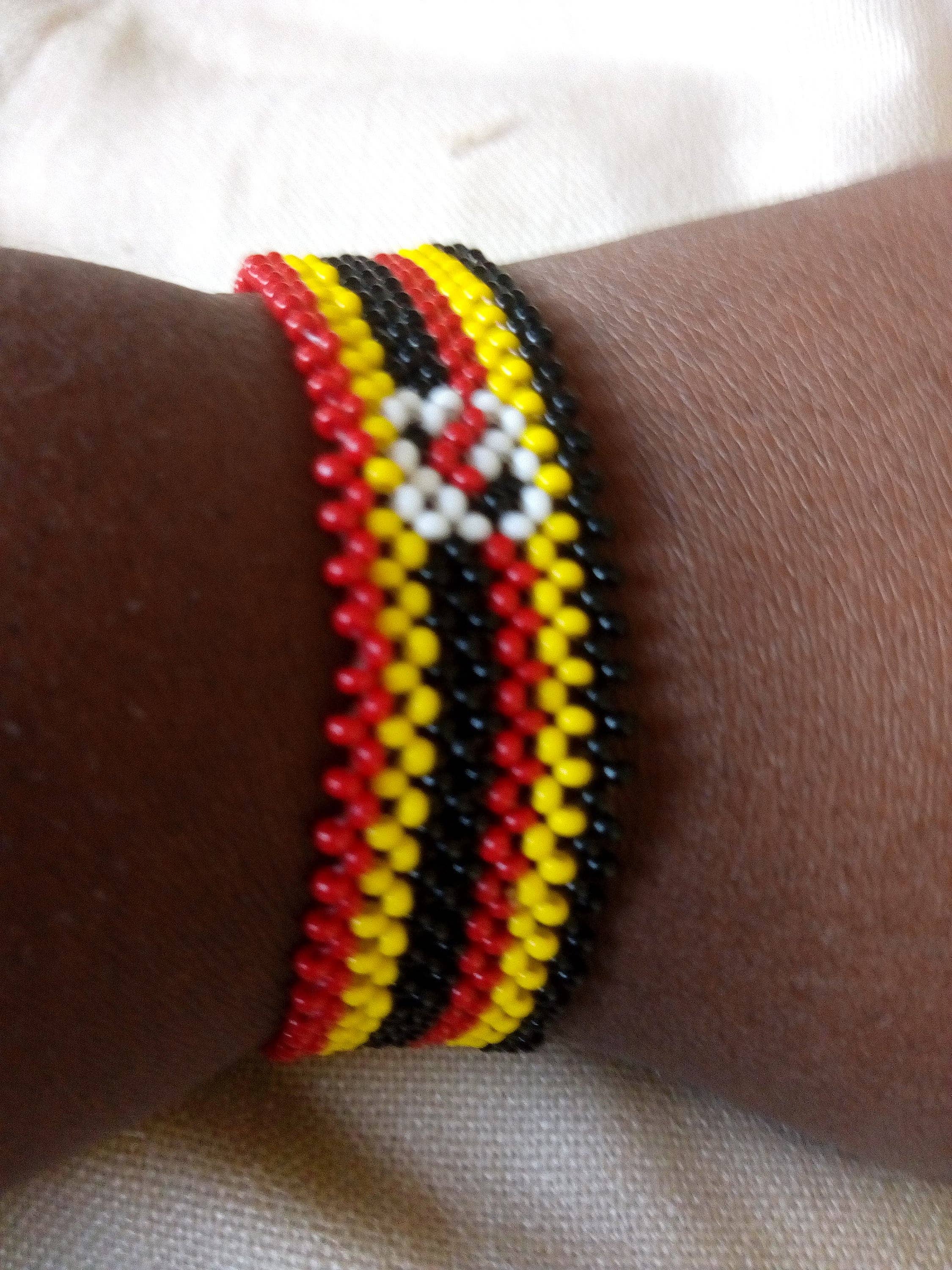 Delight merchants - Venta al por mayor Pulsera de cuentas - Pulseras de cuentas con la bandera de Uganda hechas en Kenia por los masái.1