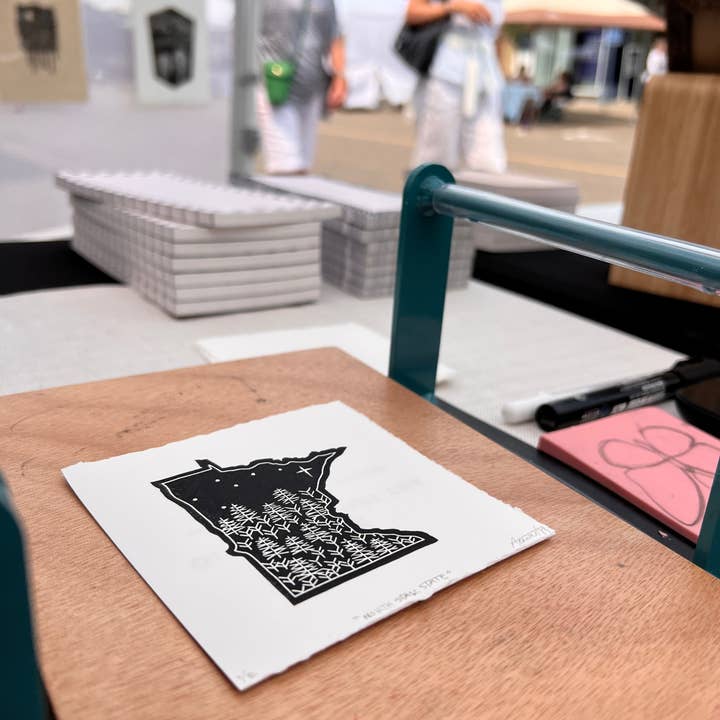 Amy Teawalt Studio - Vente Affiche d'art - Impression Linogravure Échantillon Studio "État de l'Étoile du Nord" 4x4" | Impression à la Main en Noir et Blanc2