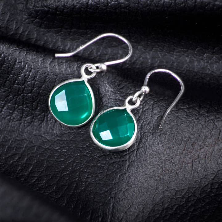 Boucles d'oreilles en forme de larme avec véritables pierres précieuses d'onyx vert pour la vente par The Jewellery Store London
