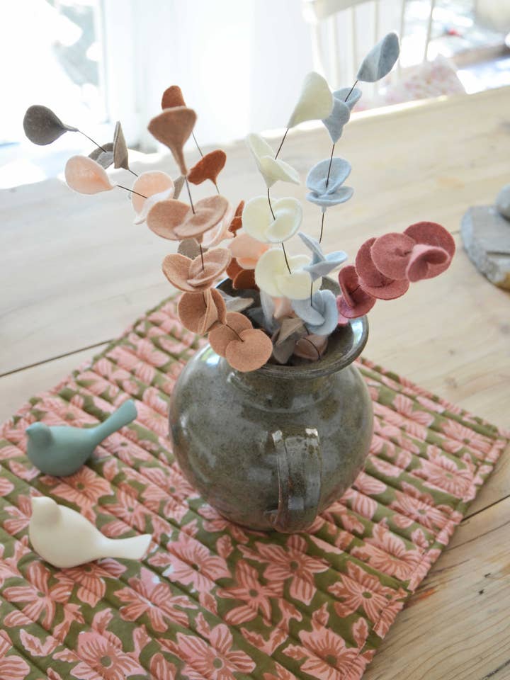 Bouquet of 7 branches of eucalyptus in felted wool for wholesale by Calmfordreamers