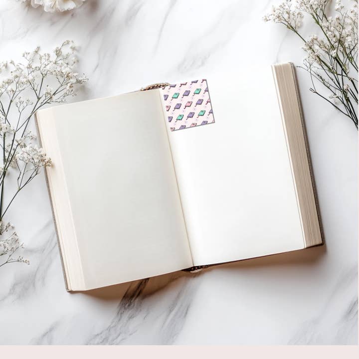 Marcador Magnético Rosa, Roxo e Verde | Design de Livros e Margaridas | 2x2 Polegadas Dobradas | Acessórios de Leitura | Presente para Amantes de Livros | Literário por atacado de Belle Lis Design Co.