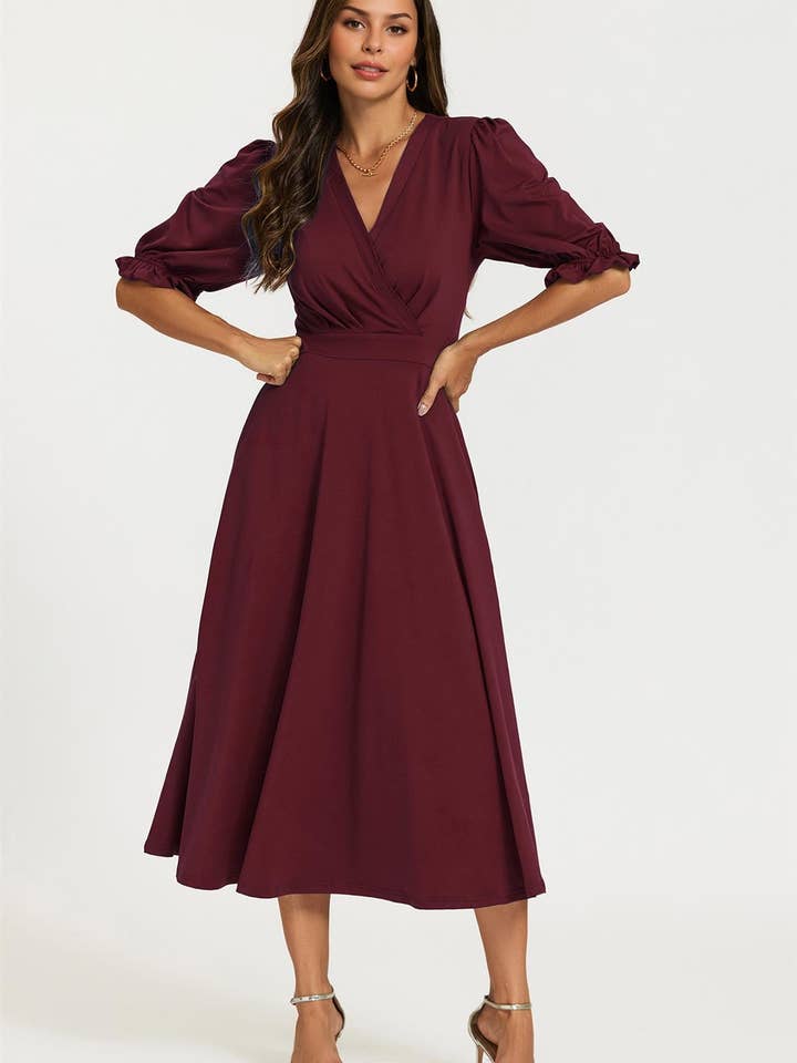 Robe midi en jersey à manches courtes avec encolure croisée en bordeaux pour la vente par FS Collection