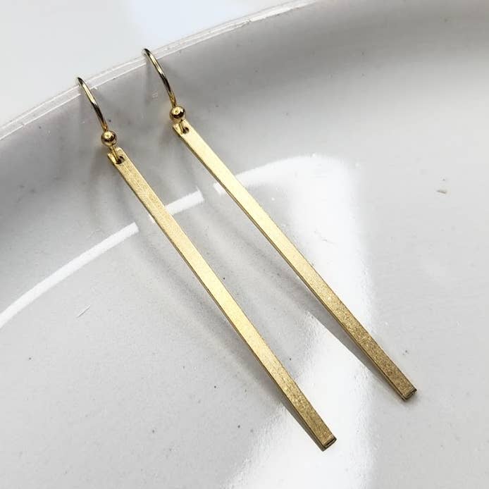 Lättviktiga smala mässingsstänger dinglande & droppörhängen för wholesale av Sara Sela Jewelry