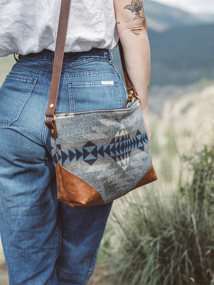 Sac à bandoulière Willow - Canyon Echo Blue pour la vente par Grace Design