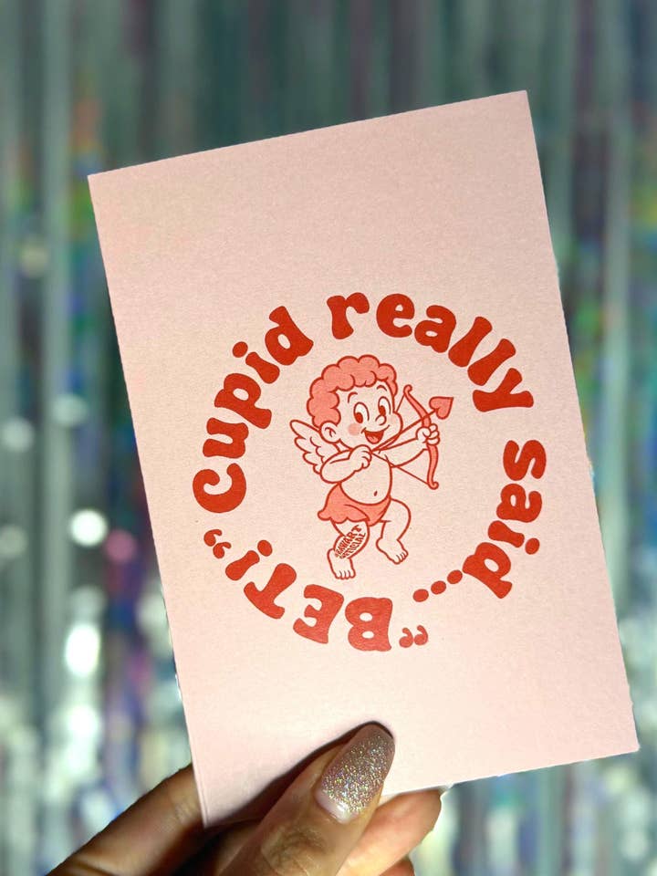 Carte de mariage amusante : Cupidon a dit de parier - Salutations tendance pour les jeunes mariés pour la vente par Hot Mess Paper Co.