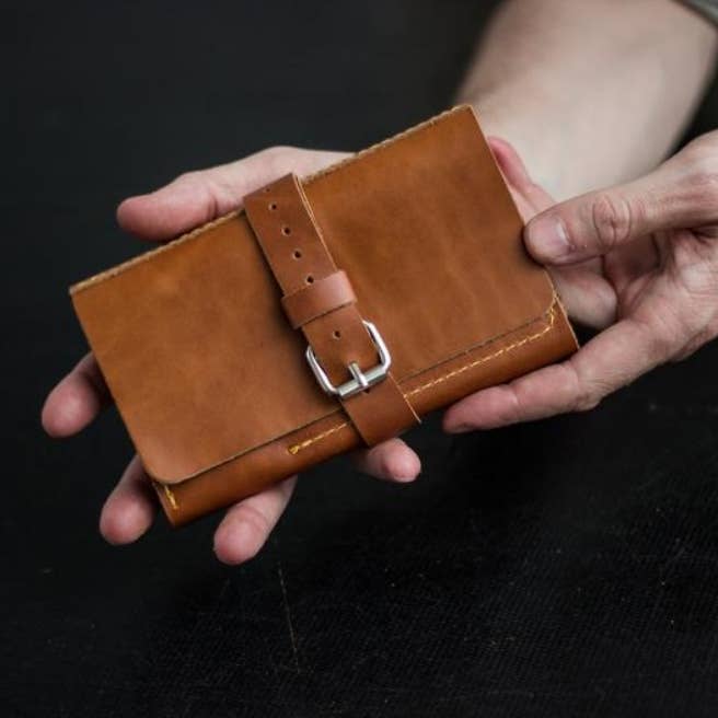 Hodinkee creates the ideal watch pouch for watches with metal bracelets -  Acquire