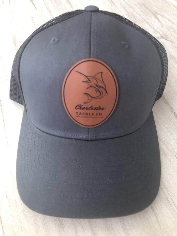 Casquette trucker Charleston Tackle Co en cuir avec patch et logo pour la vente par Charleston Tackle Co