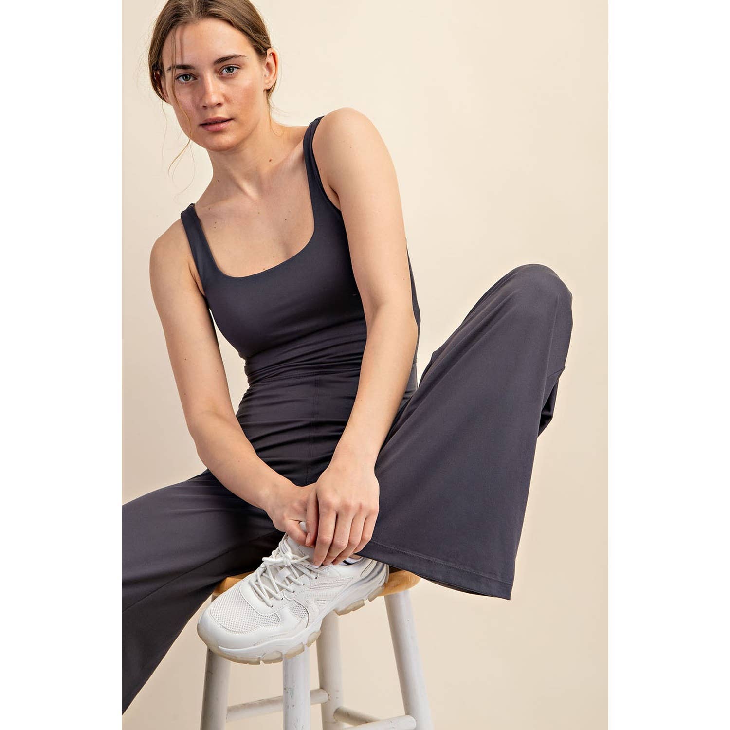 Rae Mode - Wholesale Jumpsuit - Dames - JUMPSUIT MET WIJDE PIJPEN VAN GERECYCLEDE BOTER22