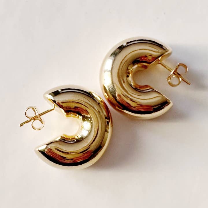 Stoere en mollige goudkleurige oorringen voor wholesale door Lily Max Jewelry