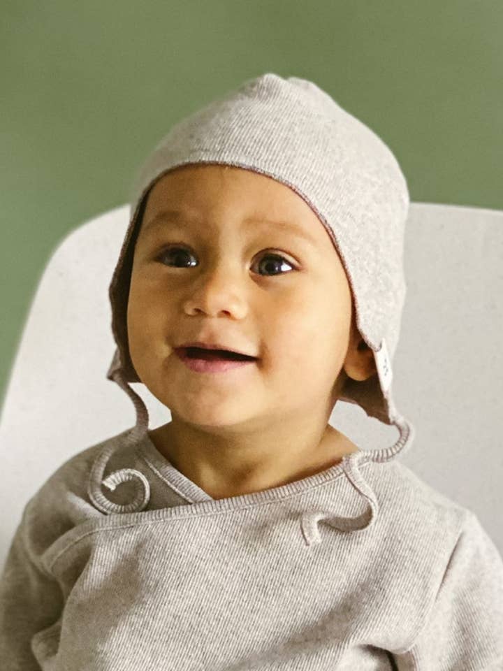 Bonnet pour bébé en jersey côtelé, pierres mélangées pour la vente par frankie & lou organic wear