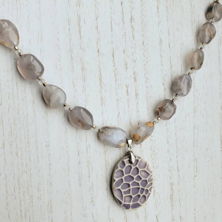 Divine Dragon Designs – Großhandel Kette mit Anhänger/Charm – OOAK Perlenkette - Blauer Chalcedon & Regenbogen-Mondstein2