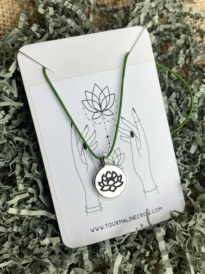 TINNEN KETTING MET LOTUSBLOEMEN voor wholesale door Crow's Tourmaline