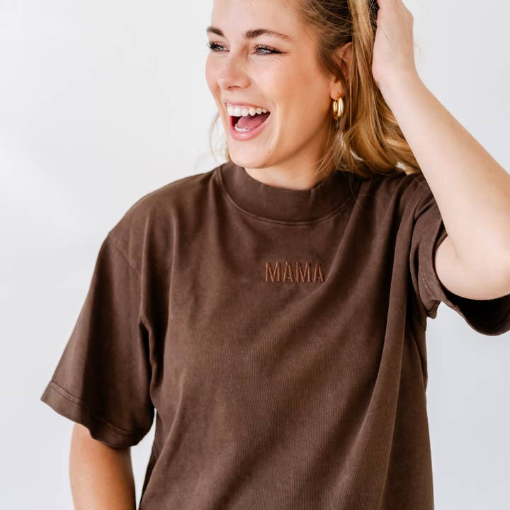 CAPSULE PIECE - Essential Heavyweight MAMA T-shirt - MOCHA - Toon op toon geborduurd voor wholesale door Little Mama Shirt Shop