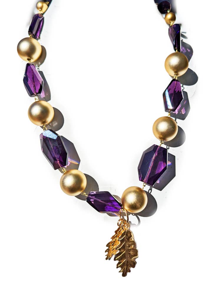 Collar de bolas doradas y moradas de amatista con hojas de latón para venta al por mayor de Gay Isber Designs