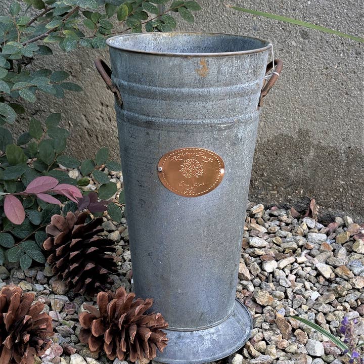 Home Kreation by KK dba Kraft Klub – wholesale Spannar och hinkar – GRÅ ZINK 22 ”FRANSK HINK W/KOPPAR PLACK