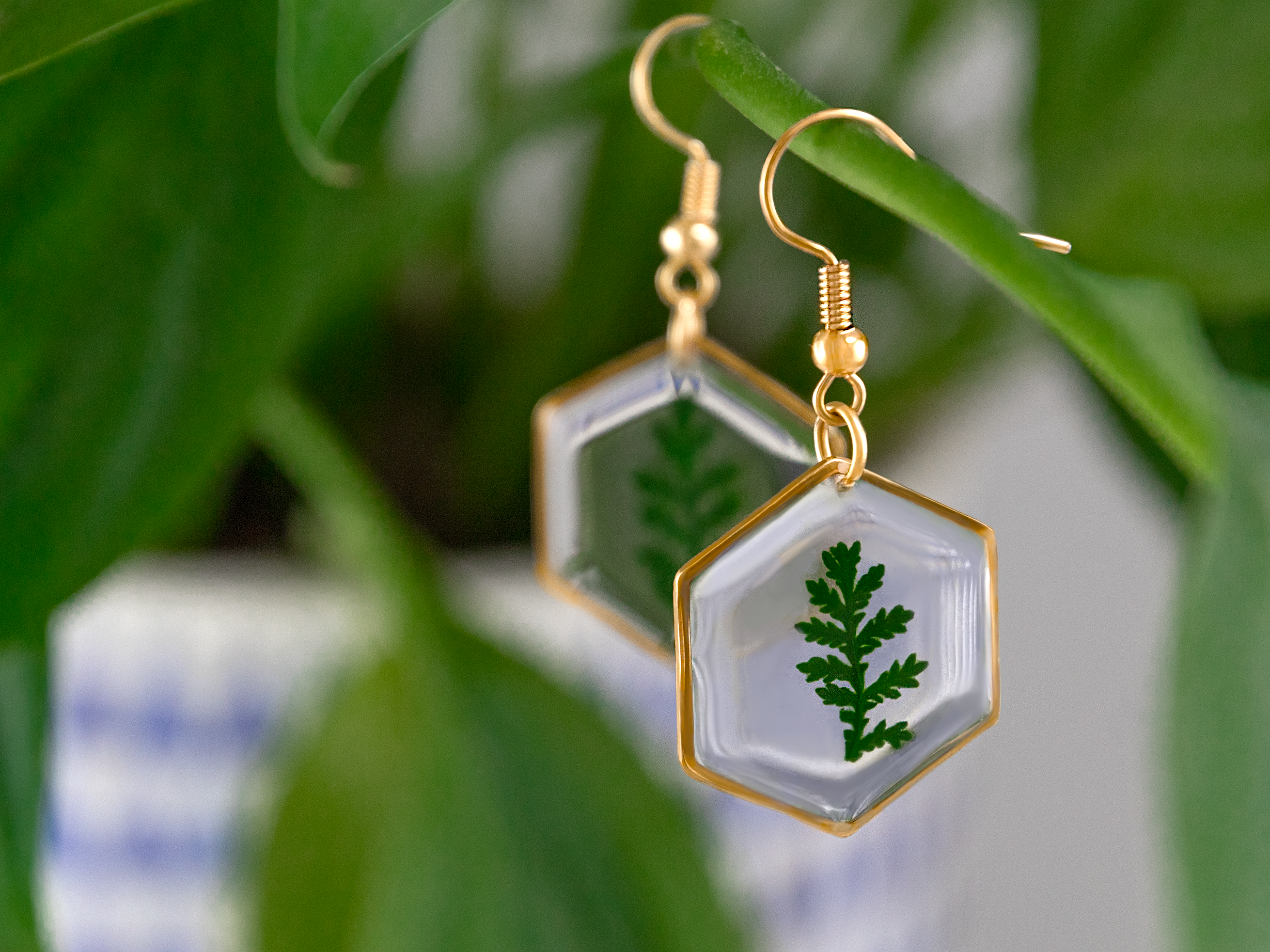 Allie and Posie – wholesale Dangle earrings – Mia hexagon dangle earrings with real dried fern in resin1