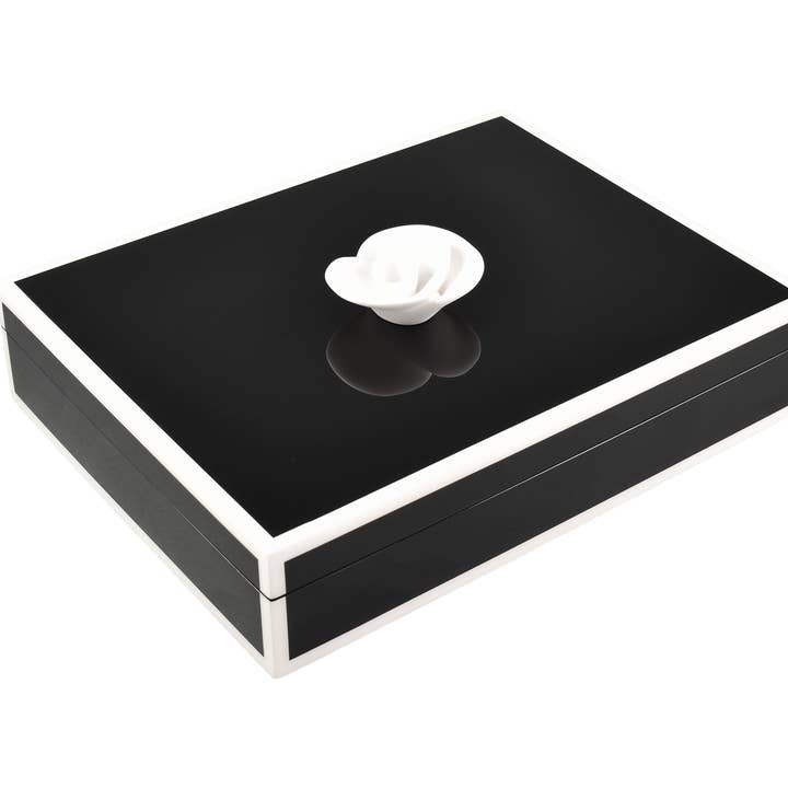 Stazione floreale bianca in resina nera con resina bianca. Scatola-L-45FSBWWF per la vendita all'ingrosso da parte di Pacific Connections