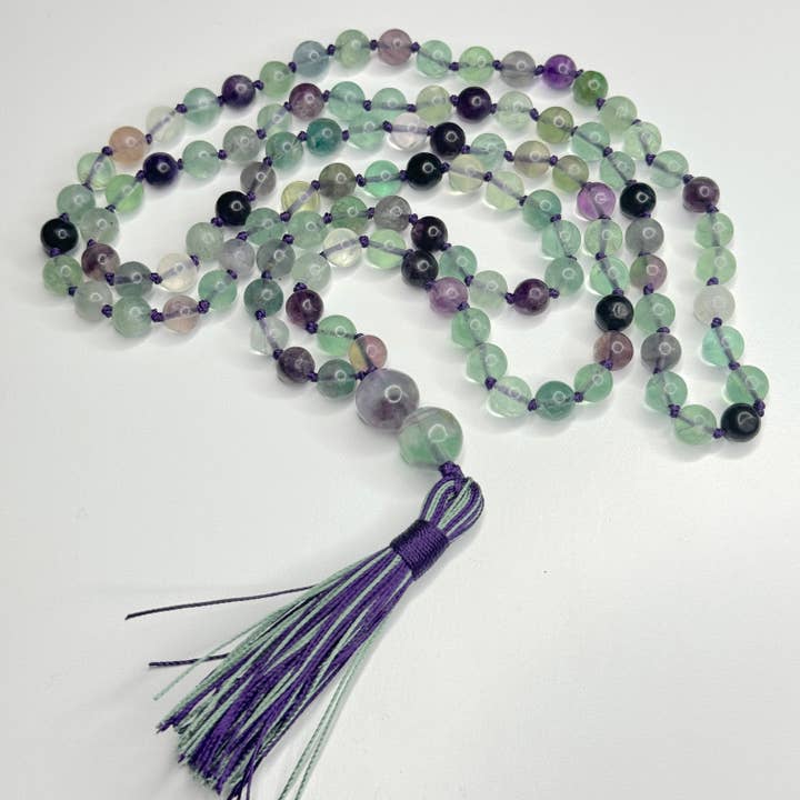 Mala noué à la main en fluorite 8 mm | 108 perles | Perle de prière | Japa Mala | Collier de méditation | Infusé avec mantra et reiki pour la vente par Sonam Sondhi