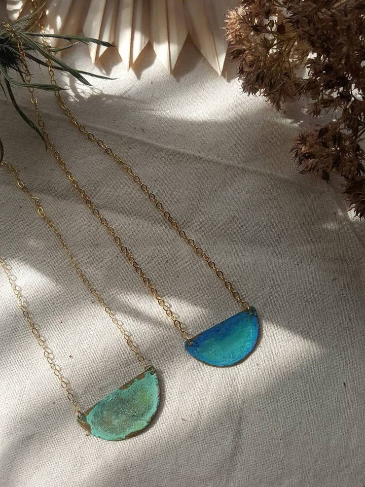 Halskette mit Halbmond-Patina für den Großhandel von Ladyfine Collective