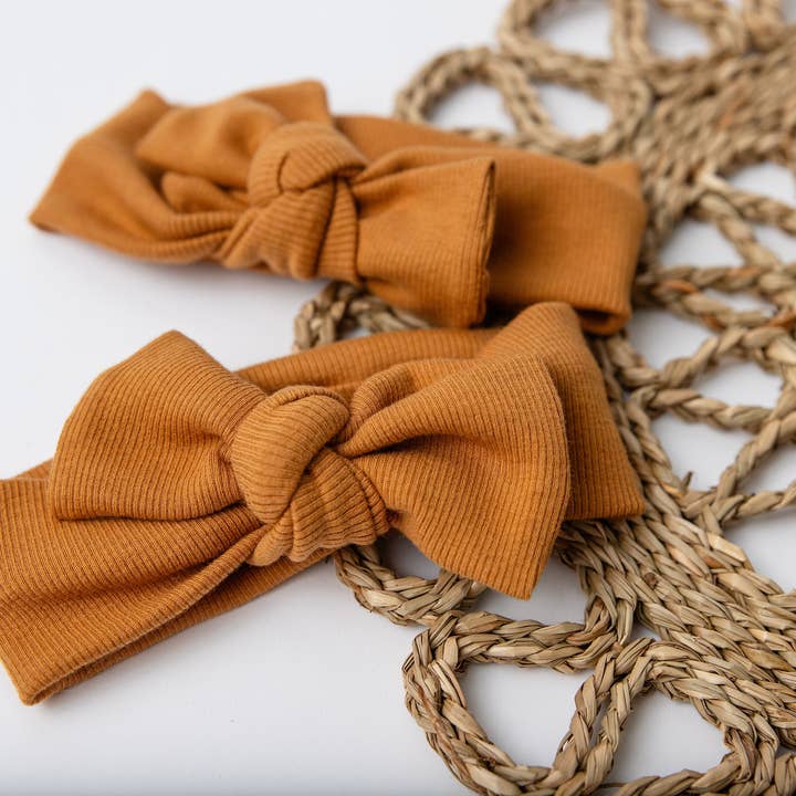 Bandeaux pour bébé en coton biologique - Côtelé caramel pour la vente par Baby Liebies