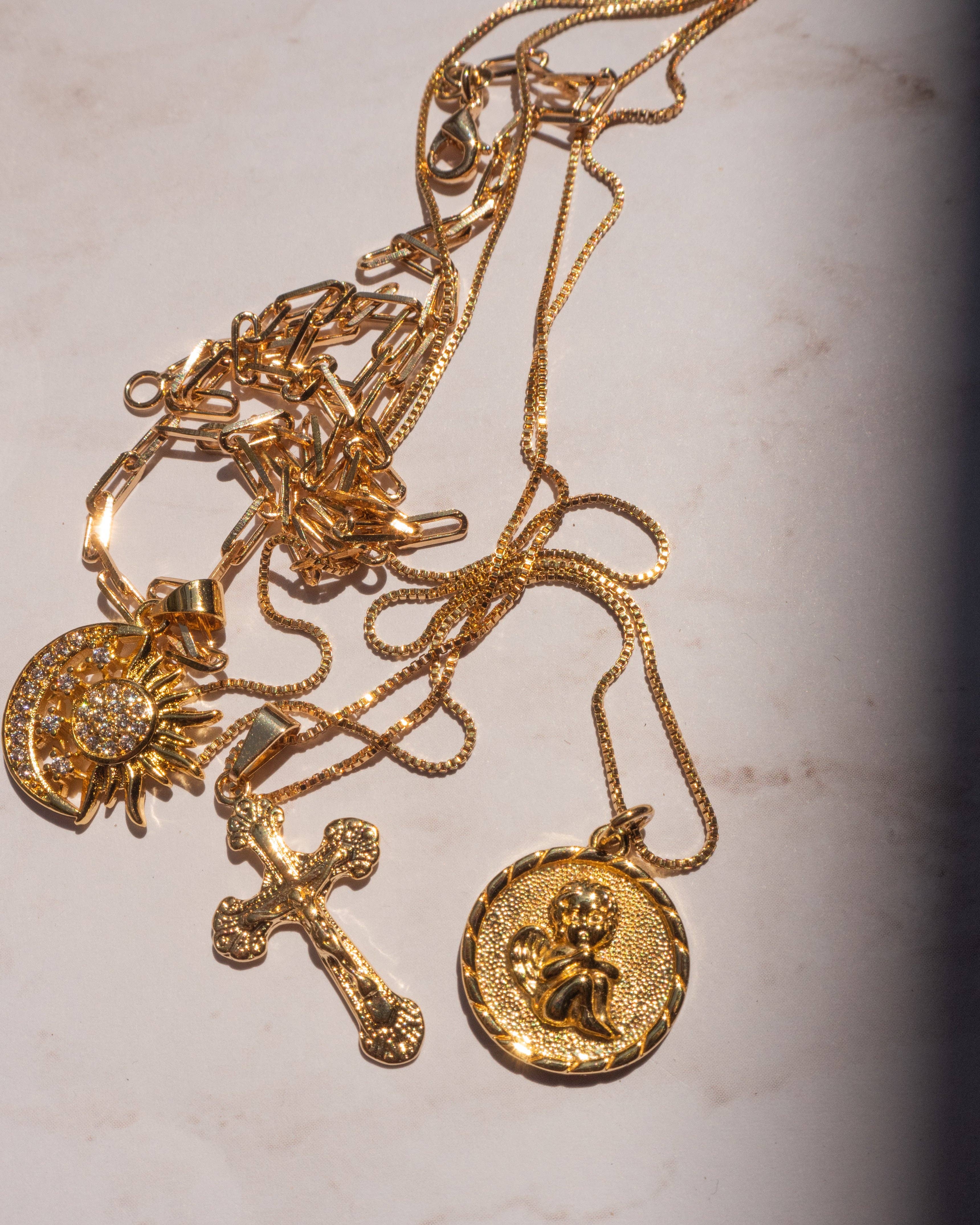 VIE EN BLEU – Engroshandel Halskæde med vedhæng – Amelia halskæde - Guld kors halskæde vedhæng2