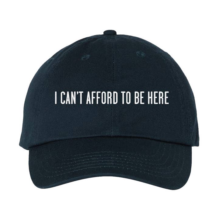 Non Posso Permettermi Di Essere Qui - Cappellino Ricamato da Papà per la vendita all'ingrosso da parte di Calm Down Caren