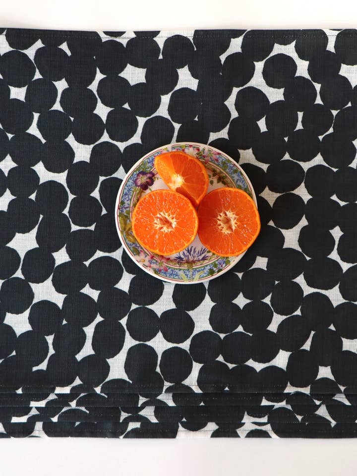 Sets de table en lin à pois, noir, LOT DE 4 pour la vente par Leila Simon Hayes