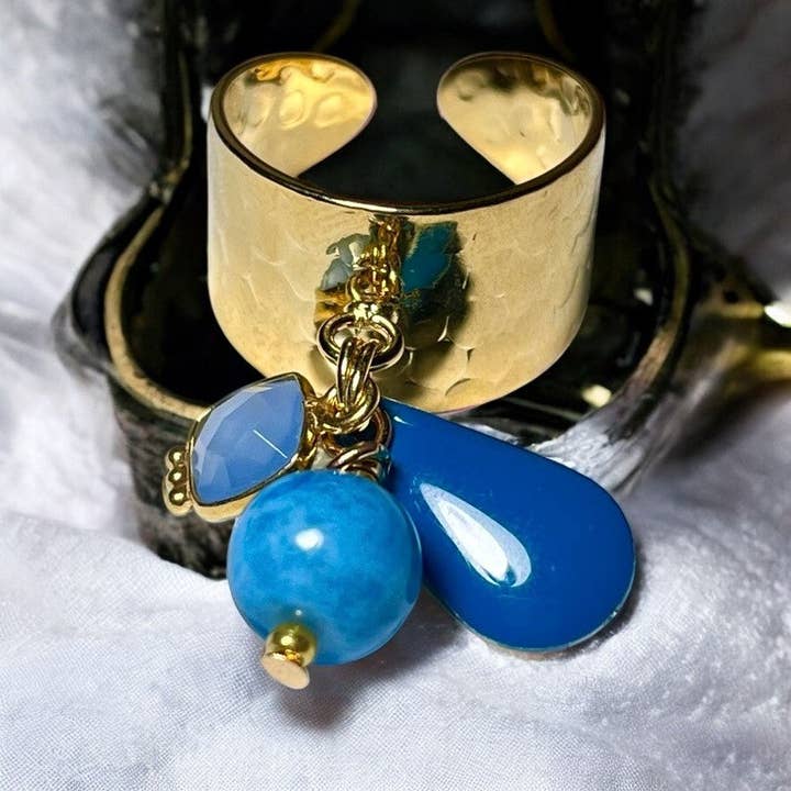 Anillo "CHARLOTTE" dorado en oro fino con piedra de Jaspe Calcedonia y lentejuela esmaltada para venta al por mayor de TOURMALYN