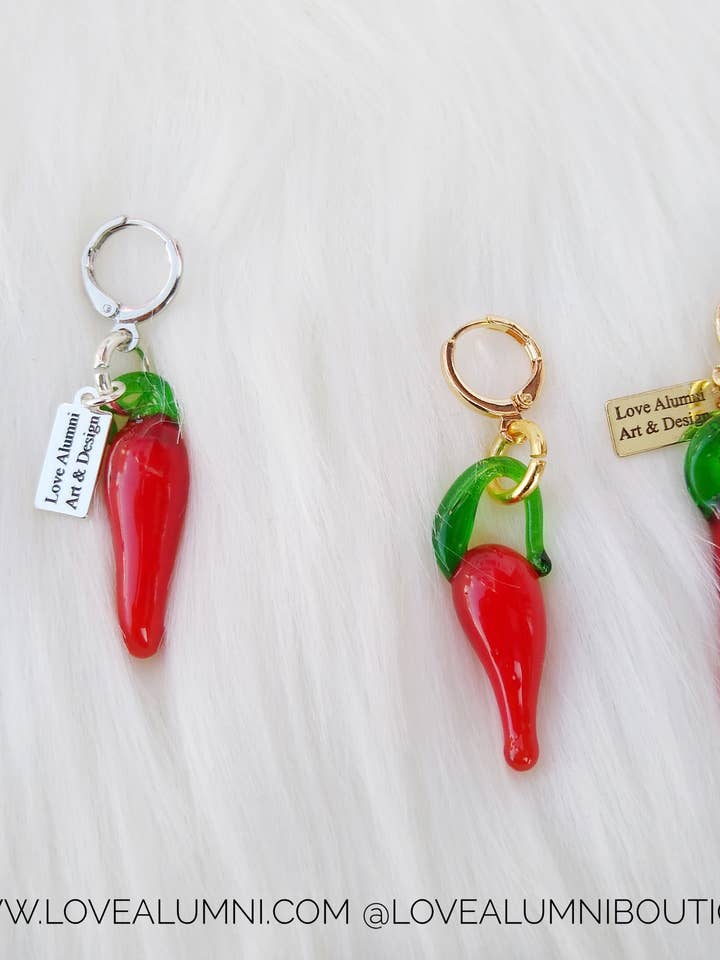 Créoles Huggie en or 18 carats Chilito en verre pour la vente par Love Alumni Art & Design