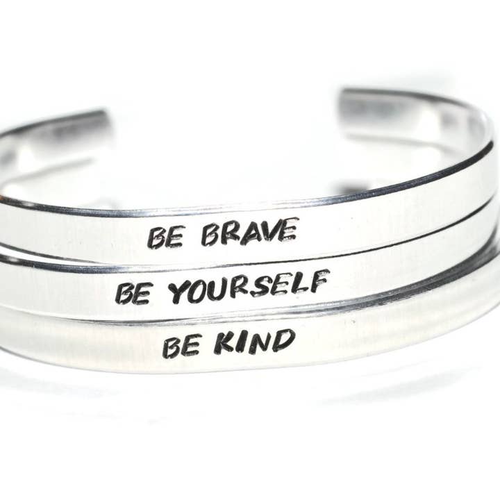 Bracelet manchette en aluminium avec citation inspirante Be Brave, Be Kind Or Be Yourself 1/4 pour la vente par Team Neville